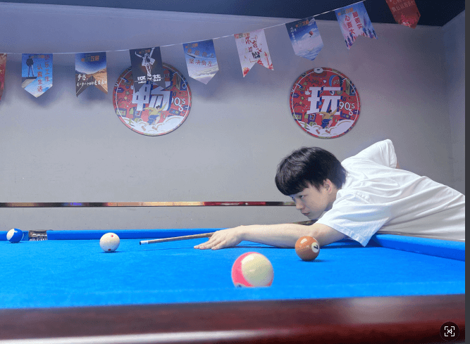 打台球